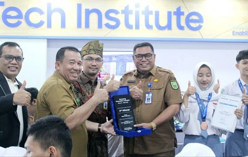 Direktur SMK Kemendikbudristek Apresiasi Industri Samsung SMK 2 Pekanbaru