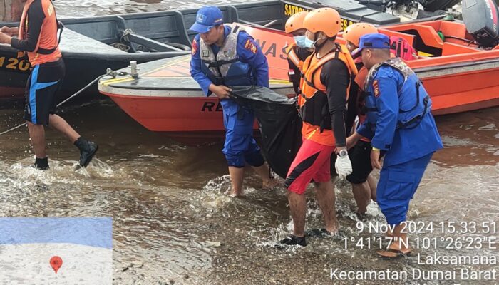 Tim SAR Gabungan Kota Dumai Mengevakuasi Jasad Mengapung di Pelabuhan Pelindo Dumai