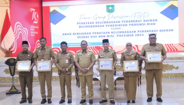 Dinas Pendidikan Provinsi Riau Menerima Piagam Kepatuhan Pelayanan Publik 2024 dari Ombudsman RI