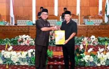 Pjs Bupati Indra Purnama Serahkan Nota Rancangan APBD 2025 Kabupaten Siak Sebesar Rp 3.74 Triliun Dalam Sidang Paripurna