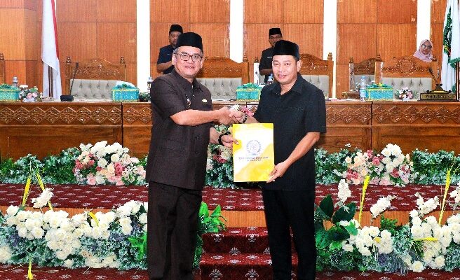 Pjs Bupati Indra Purnama Serahkan Nota Rancangan APBD 2025 Kabupaten Siak Sebesar Rp 3.74 Triliun Dalam Sidang Paripurna