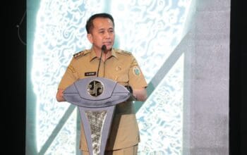 Dirjen Bina Keuangan Daerah Kemendagri Agus Fatoni Terima Penghargaan dan PIN Emas Dari Menteri BUMN.