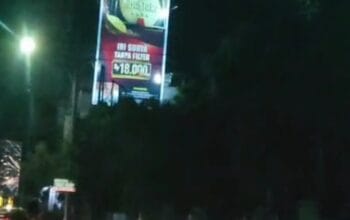 Ade Monchai Desak Pemko Tertibkan Reklame Rokok di Kantor Camat Sukajadi