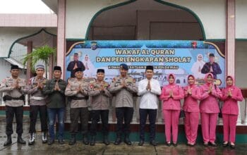Jelang Ramadhan, Brimob Polda Riau laksanakan penyerahan Waqaf Al – Quran dan perlengkapan Sholat ke Masjid