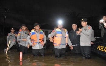 Dansat Brimob Polda Riau dampingi Wakapolda Riau turun ke lokasi banjir, bantu evakuasi korban