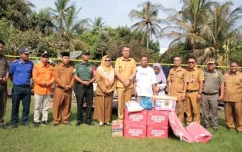 Tinjau Lokasi Kebakaran, Wabup Muzamil Serahkan Bantuan Langsung ke Korban