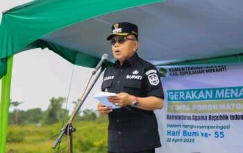 Peringati Hari Bumi, Bupati Asmar dan Kakan Kemenag Meranti Tanam Pohon di Desa Alahair
