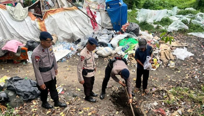 IMG-20250509-WA0016-700x400 Program berbagi Detasemen Gegana, Berikan Paket Sembako dan Penanaman Pohon