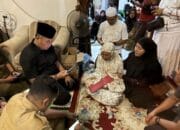 Pj Sekda Ingot Ahmad Hutasuhut beserta rombongan mendatangi rumah duka di Jalan Tengku Bey 2, Kecamatan Bukit Raya. - Pekanbaru.go.id
