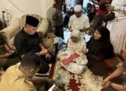 Pj Sekda Ingot Ahmad Hutasuhut beserta rombongan mendatangi rumah duka di Jalan Tengku Bey 2, Kecamatan Bukit Raya. - Pekanbaru.go.id