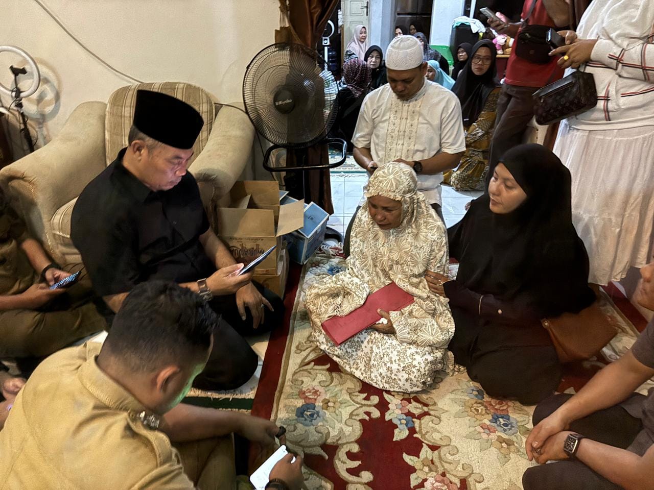 Pj Sekda Ingot Ahmad Hutasuhut beserta rombongan mendatangi rumah duka di Jalan Tengku Bey 2, Kecamatan Bukit Raya. - Pekanbaru.go.id