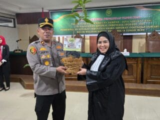 Pengambilan Sumpah Advokat, Ida Yulita Susanti Terima Bibit Pohon dari Kapolda Riau