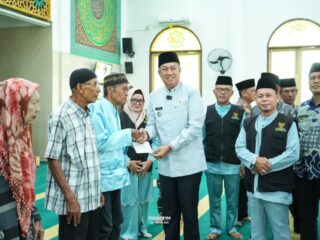 Wabup Muzamil Salurkan Zakat Konsumtif Ramadan, 2.015 Mustahik di Meranti Terima Bantuan