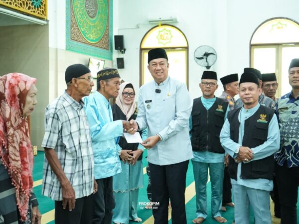 Wabup Muzamil Salurkan Zakat Konsumtif Ramadan, 2.015 Mustahik di Meranti Terima Bantuan