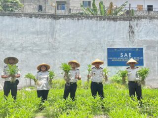 Karutan Dedy Krihastoni Pimpin Panen Kangkung di Rutan Siak, Wujud Pembinaan Kemandirian Warga Binaan
