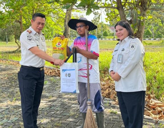Tebar Kepedulian, Rutan Siak Bagikan Bantuan Sosial kepada Masyarakat