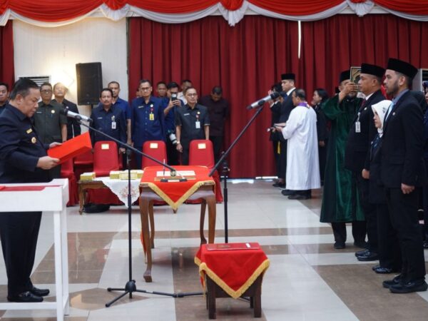 Plt Gubri Lantik 77 Kepala Sekolah Negeri di Riau