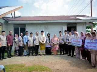Bupati Kasmarni Serahkan Bantuan Korban Puting Beliung di Desa Api-Api, Tegaskan Pemerintah Hadir di Tengah Masyarakat