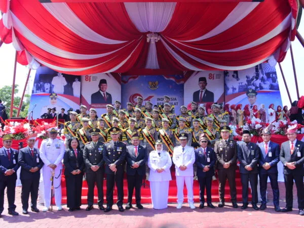 Khidmat, Bupati Kasmarni Pimpin Upacara Peringatan Detik-Detik Proklamasi Kemerdekaan RI Ke-81