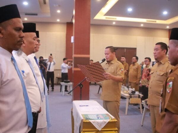Pengukuhan RT/RW Kec. Limapuluh, Wako Pekanbaru Dorong Aktif Turun ke Masyarakat