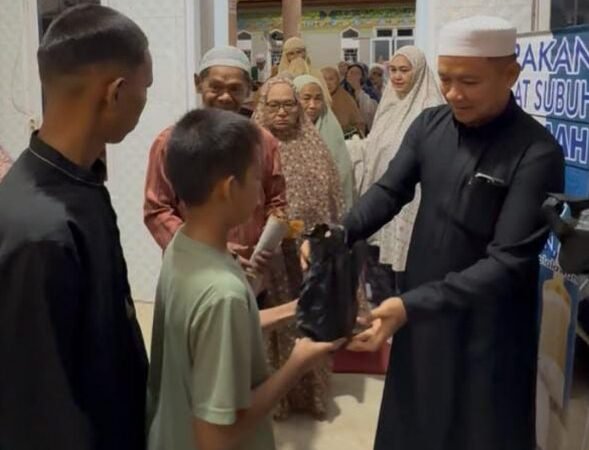 Wabup Husni Tamrin Galakkan Sedekah Subuh, Setiap Rabu Berbagi di Masjid Berbeda