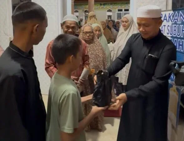 Wabup Husni Tamrin Galakkan Sedekah Subuh, Setiap Rabu Berbagi di Masjid Berbeda