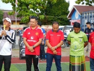 Ketua PSSI dan Ketua Karang Taruna Pelalawan Ikut Meriahkan HUT RI ke-81 dengan Sepak Bola Sarungan