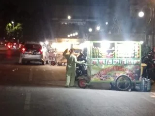 Lapak Kuliner Masjid Annur Disorot, Pedagang Keluhkan Dugaan Pungutan Liar dan Keterlibatan Oknum TNI