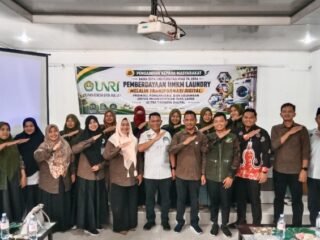 Dosen dan Mahasiswa FEB UNRI Dampingi UMKM Laundry Tualang Go Digital