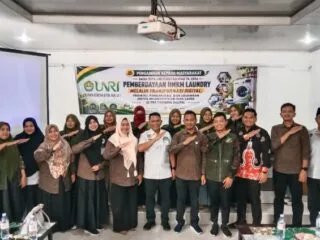 Dosen dan Mahasiswa FEB UNRI Dampingi UMKM Laundry Tualang Go Digital