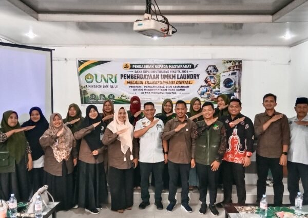Dosen dan Mahasiswa FEB UNRI Dampingi UMKM Laundry Tualang Go Digital