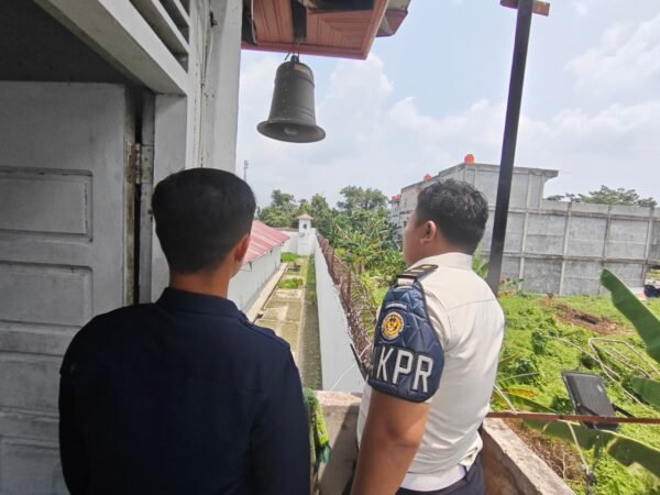 Deteksi Dini Gangguan Keamanan, Ka. KPR Rutan Siak Cek Area Branggang dan Dinding Luar