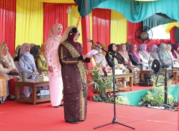 Berbaju Melayu Sultanah Latifah, Bupati Afni Pimpin Upacara HUT Siak, Sampaikan Pesan Kesetiaan dan Keadilan